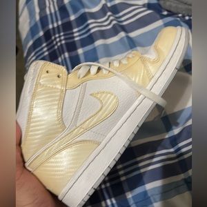 Jordan 1 mid carbon size 8.5